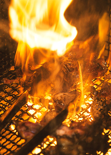 炙り焼き調理シーン